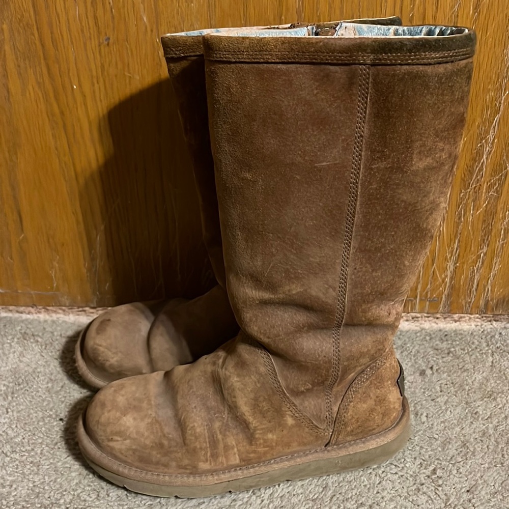 Beautiful UGG Tall Suede Sheep Fur Lined Zip Boots. Size 8.